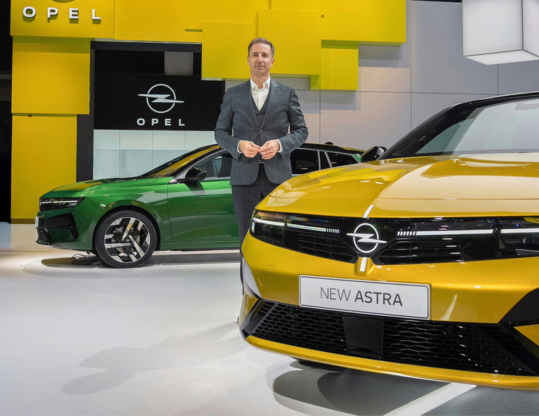 NEW OPEL ASTRA CELEBRATES WORLD PREMIERE AT BRUSSELS MOTOR SHOW