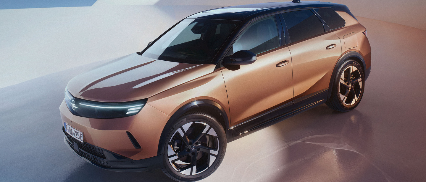 OPEL UNVEILS STUNNING NEXT-GENERATION GRANDLAND SUV